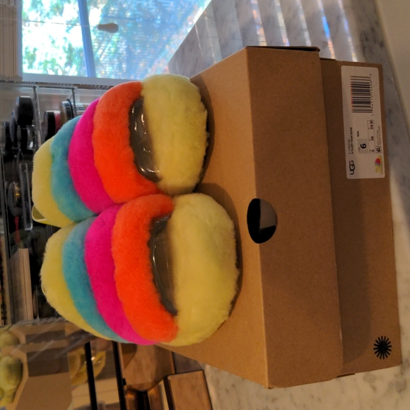 Ugg slide - Picture 2 of 3